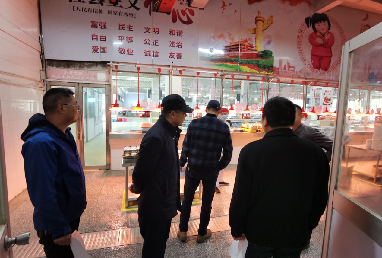 说明: E:\各类资料\2021.3.16门面房、食堂、检查\检查组对食堂操作间进行检查.jpg