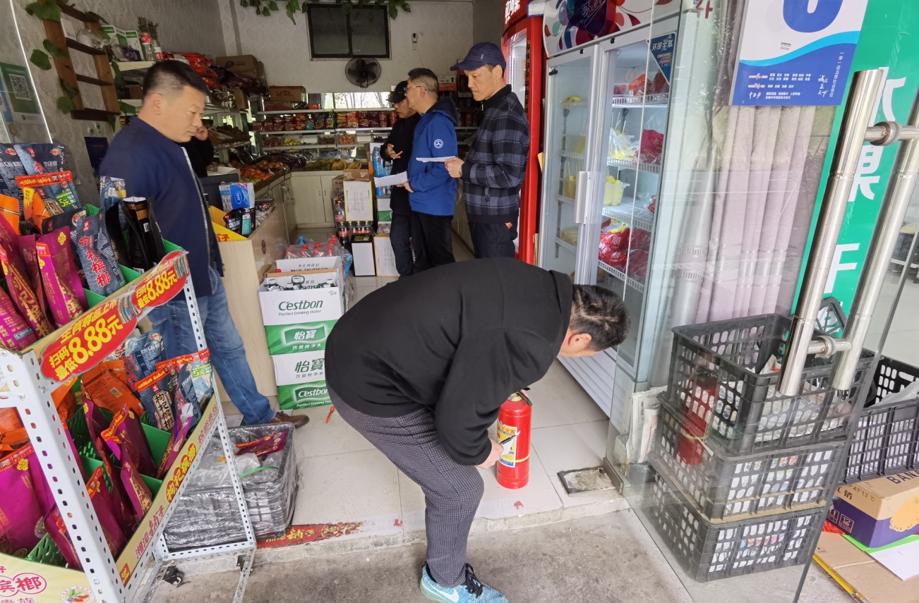 说明: E:\各类资料\2021.3.16门面房、食堂、检查\检查组对门面房的消防器具进行检查.jpg