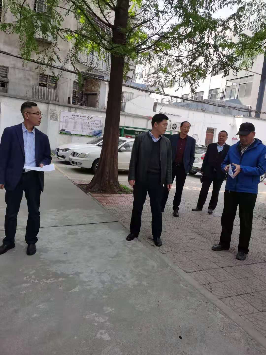 说明: E:\各类资料\爱国卫生运动\检查人员对商校1号家属院进行卫生检查.jpg